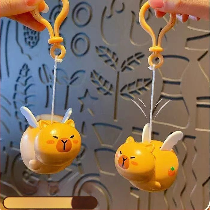 Капибара ключодържател – карикатурна пластмасова играчка, с връзка за дърпане и висулка за раница, индивидуално опакована