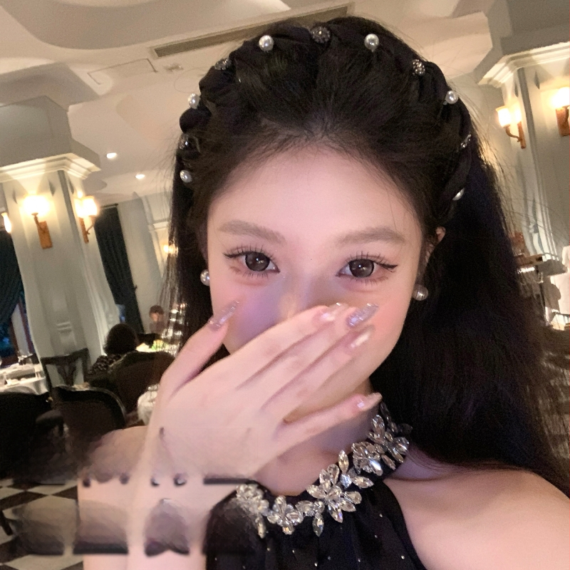 Francia stílusú csillogó gyémánt-gyöngy hullámos fejpántja, kézzel készített satinból, nőknek