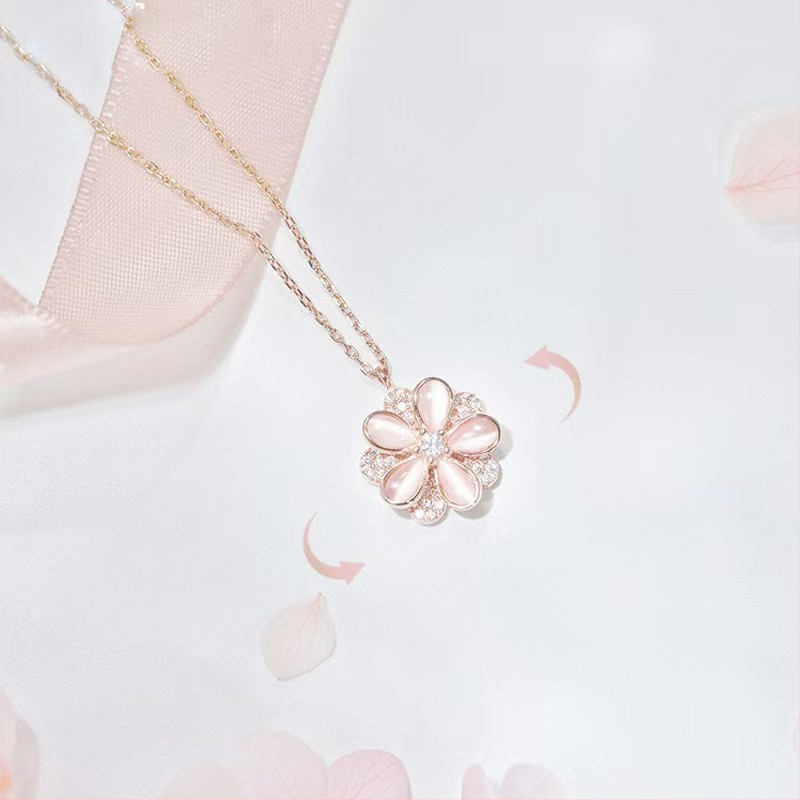 Огърлица с 360° въртене на прасковено цветче, флорална форма, позлатена медна основа, марка Mother Buddha, Есен 2025