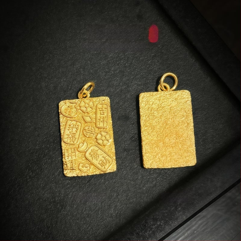 Κολιέ με ορθογώνιο μενταγιόν, χαραγμένο μήνυμα τύχης και ευημερίας; επιχρυσωμένος ορείχαλκος; ηλεκτροεπιχρύσωσης; κινέζικο στυλ, λογοτεχνικό ρετρό.