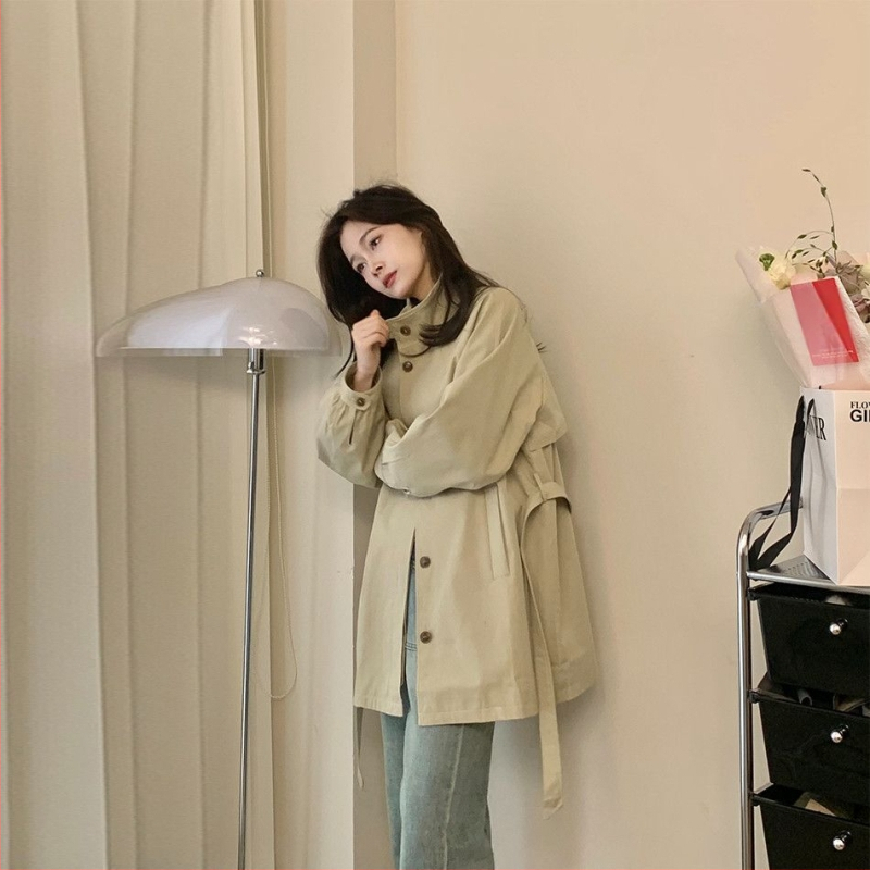Ženski srednje dugi trench coat u britanskom stilu, moderan street style, luksuzan izgled, laskav za sitnije figure, kaput sa stojećim ovratnikom