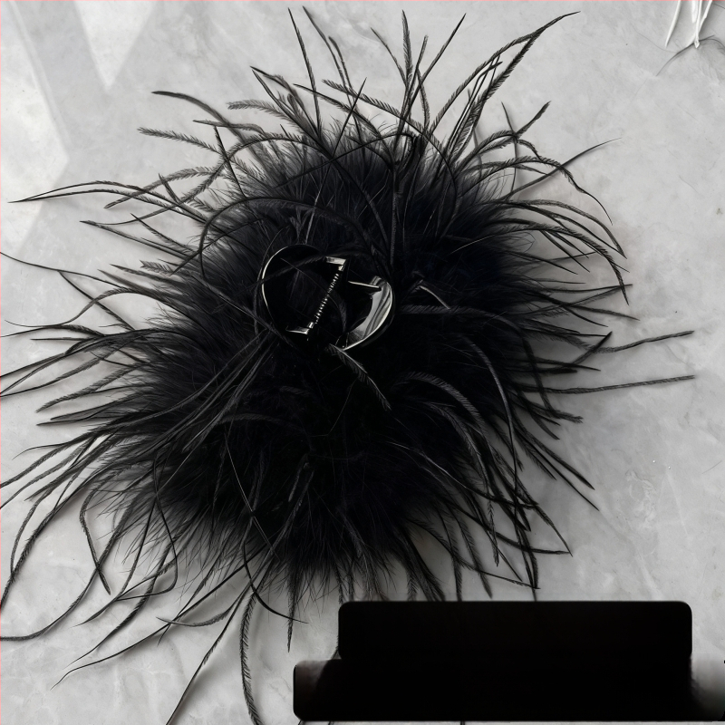 Hajcsat tollas díszítéssel – Szuper Tündér Stílus, kézzel készített fejfedő kiegészítő (Anyag: Tollak; Stílus: Szuper Tündér Tollas; Gyártás: Kézzel készített; Kategória: Fejfedő kiegészítő)