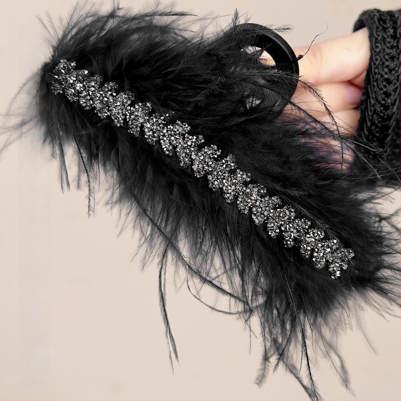 Hajcsat tollas díszítéssel – Szuper Tündér Stílus, kézzel készített fejfedő kiegészítő (Anyag: Tollak; Stílus: Szuper Tündér Tollas; Gyártás: Kézzel készített; Kategória: Fejfedő kiegészítő)