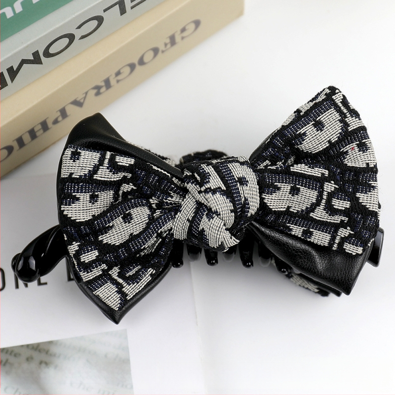 Bőr és textil anyagú banános hajcsat masni dizájnnal, kézzel készített, téli 2025