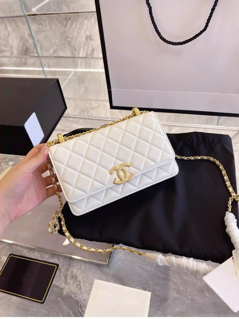 Crossbody soma no dabīgās jēra ādas, horizontāla kvadrāta forma, slēdzenes aizvērums, iekšējie kabati ar rāvējslēdzēju un telefona kabatiņa, viena plecu siksna