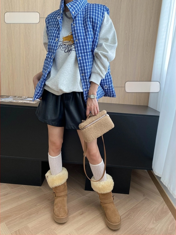 Mellény blogger-stílusú réteges dizájnnal, kockás mintázat, álló gallér, poliészter töltet, laza szabás — őszi kiadás 2025