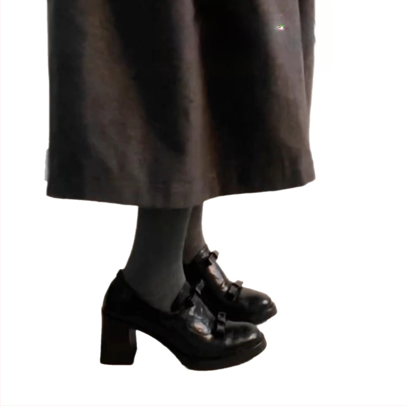 Mary Jane cipele — PU gornji dio, četvrtasti vrh, debeli pet 6–8 cm, gumena potplat, umjetna pliš podstava.