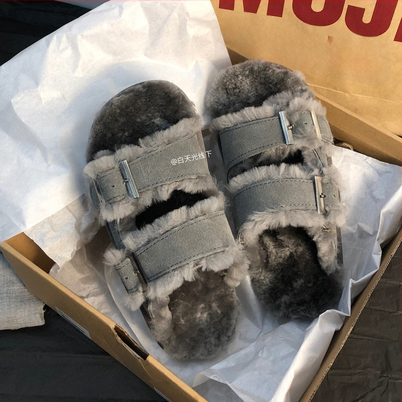 Topánky Birkenstock štýlu s hrubou podrážkou, vrchný materiál z teľacej semiš, VNútorná výstelka z umelej krátkej chlpatiny, gumová podrážka, zapínanie s prackou