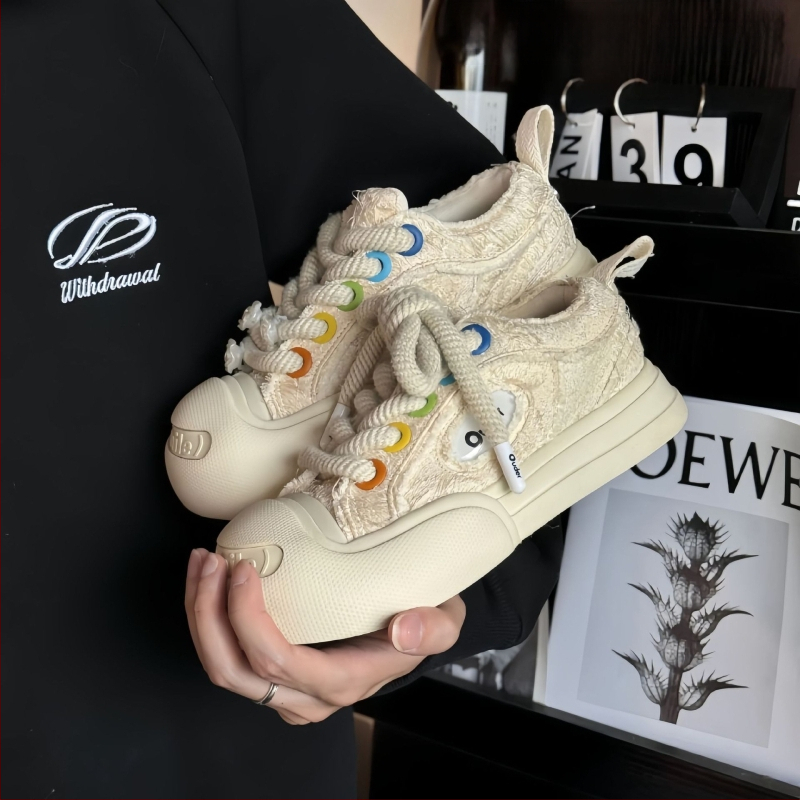 Tenisky z plátna s vyvýšenou podrážkou, nízkym vrchom, šnúrkami, pláteným horným dielom, gumovou podrážkou