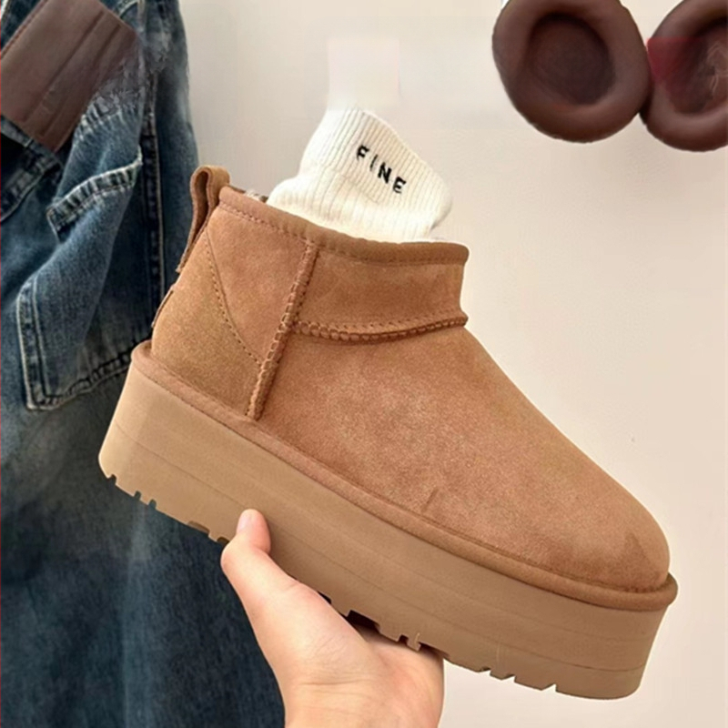 Ghete de zăpadă cu partea superioară din blană integrată, căptușite cu lână de oaie, talpă groasă, croială joasă