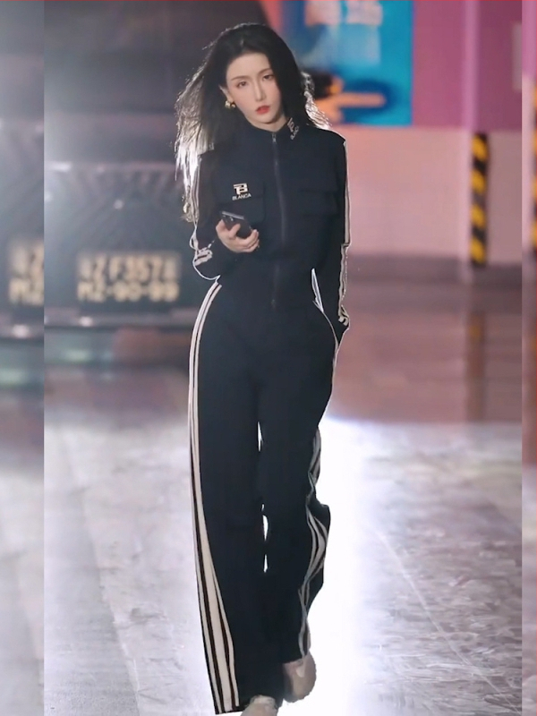 Costum sport din bumbac pentru femei, cu guler înalt, fermoar și dungi verticale — set de pantaloni cu mâneci lungi, iarna 2025.