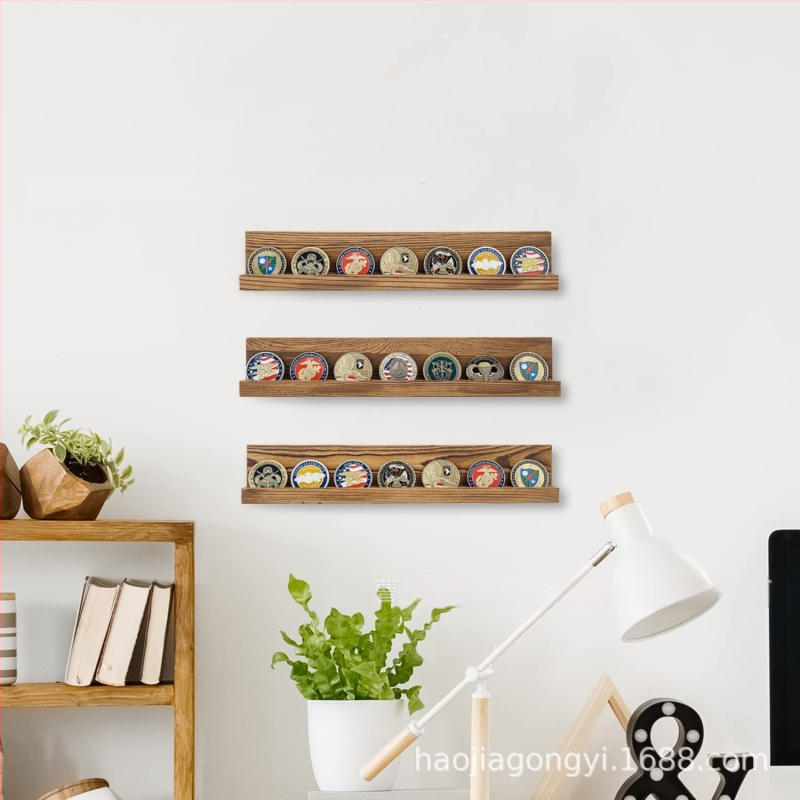Drevená nástenná polica na pamätné mince, jednovrstvá, viacúčelová, moderný minimalistický štýl.