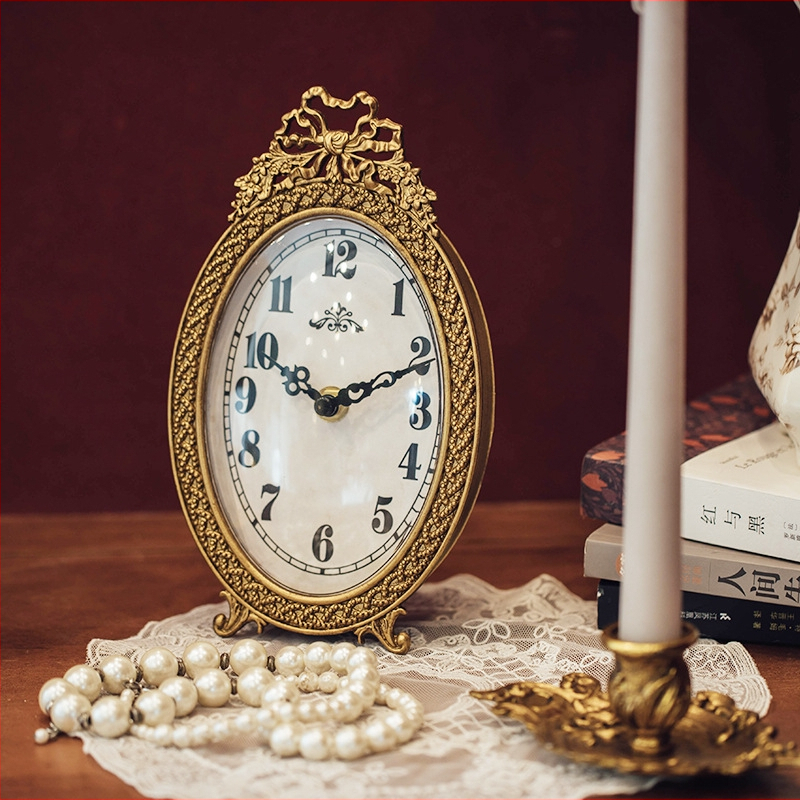 Настолен часовник, френски ретро стил, ръчно изработен, метален корпус, батерийно захранване, движение Sun movement, форма на панделка