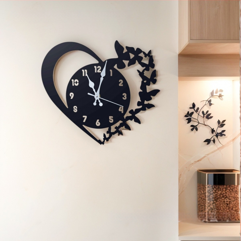 Стенен часовник със сърцевидна форма и черна пеперуда, акрил, модерен дизайн, сканиращи секунди