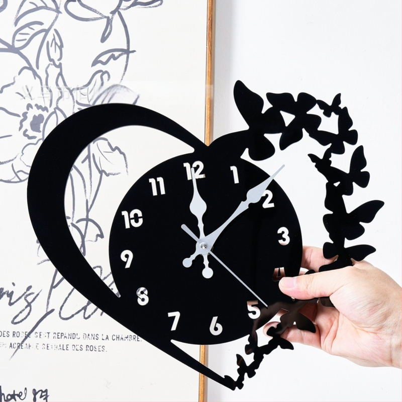 Стенен часовник със сърцевидна форма и черна пеперуда, акрил, модерен дизайн, сканиращи секунди