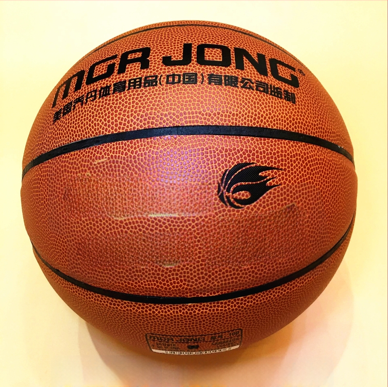 Odolná basketbalová lopta z PVC, vhodná do interiéru aj exteriéru, na tréningy na betónovej podlahe