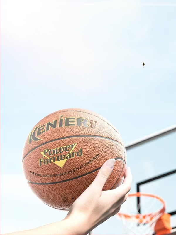 Basketbalová lopta – TPU povrch s dojmom kože, vhodná na vnútorné i vonkajšie použitie, odolná voči opotrebeniu pre tréning