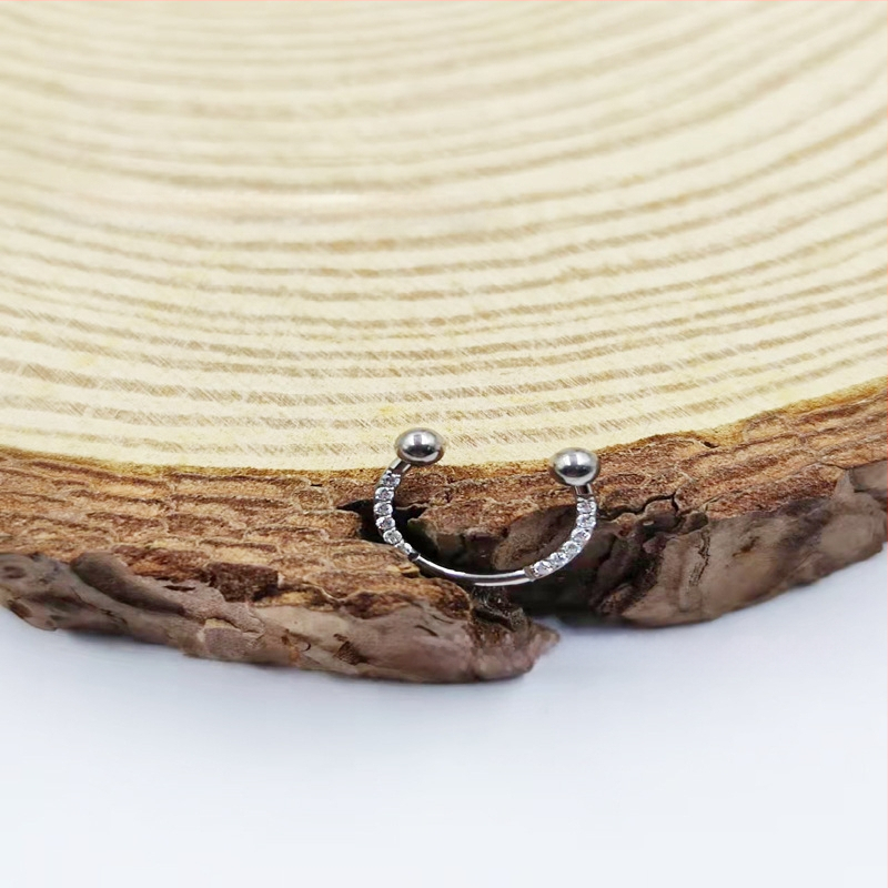 Nosový prsteň, G23 titanová zliatina, tvar U, zirkónové kamene, C-tvarovaná otočná gulička