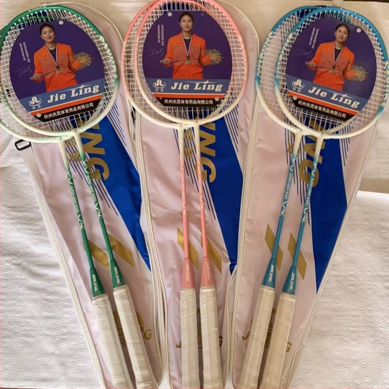 Bedmintonová raketa — rám z hliníka a sklenenou vrstvou, nylonové struny, 2 kusy, hmotnosť 90–94 g, rukoväť G4, dizajn priameho zásahu