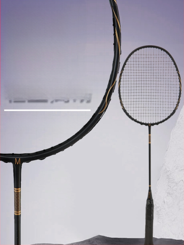 Badmintonová raketa s karbónovým rámom • hmotnosť 80–84 g • dĺžka 674±5 mm • hrúbka gripu G-5 • typ rakety: rovný hriadeľ