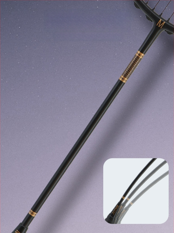 Badmintonová raketa s karbónovým rámom • hmotnosť 80–84 g • dĺžka 674±5 mm • hrúbka gripu G-5 • typ rakety: rovný hriadeľ