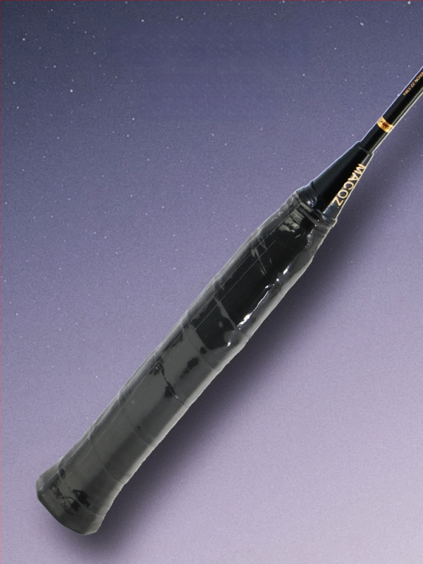 Badmintonová raketa s karbónovým rámom • hmotnosť 80–84 g • dĺžka 674±5 mm • hrúbka gripu G-5 • typ rakety: rovný hriadeľ