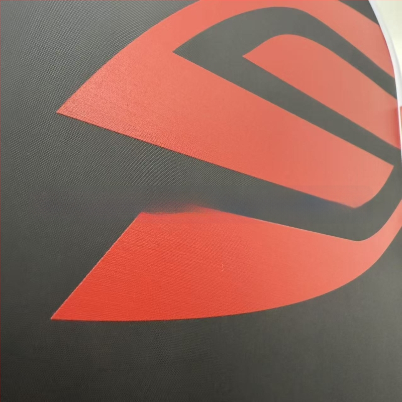 Heng yi pickleball raketa s karbónovým vláknom Toray T700, EVA vyplnený termoformovaný 16 mm jadro, rukoväť s koženým zakončením; hmotnosť 225 g ±5 g