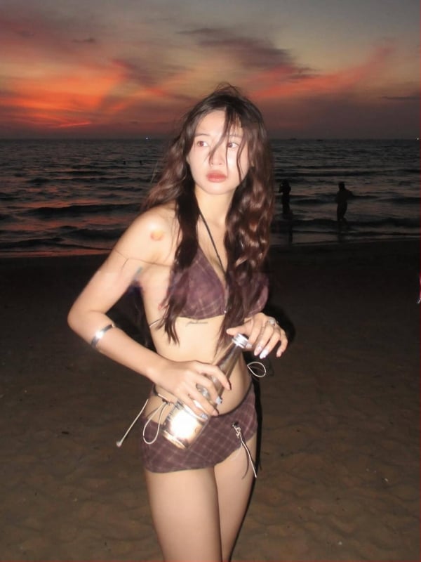 Moterų trikampio maudymosi kostiumėlis su raišteliais, dryžuotas raštas (Nailonas-Spandeks 85%; Poliesterio pamušalas 95%; Svoris 210 g; Rankovės be)