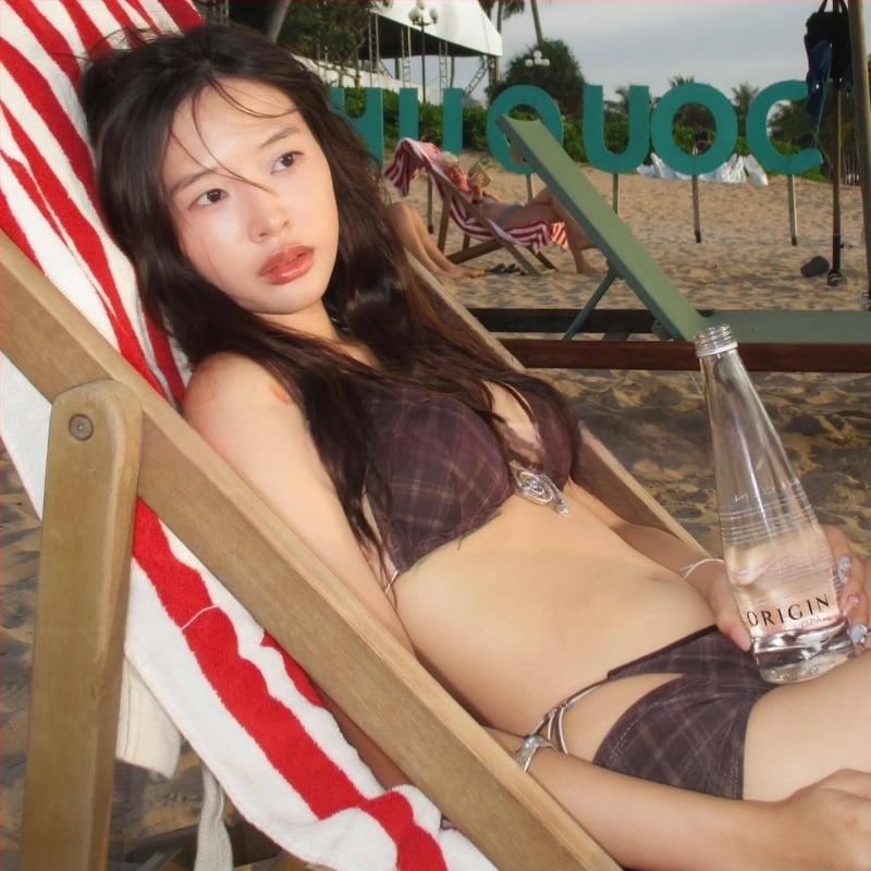 Moterų trikampio maudymosi kostiumėlis su raišteliais, dryžuotas raštas (Nailonas-Spandeks 85%; Poliesterio pamušalas 95%; Svoris 210 g; Rankovės be)