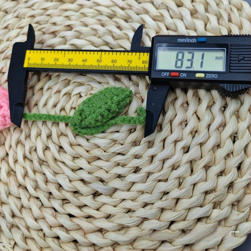 Rankų mezgimo gėlytė, tulipano formos pakabukas kuprinei, tekstilės aksesuaras namams