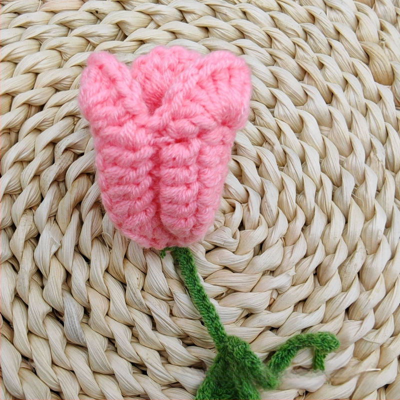 Rankų mezgimo gėlytė, tulipano formos pakabukas kuprinei, tekstilės aksesuaras namams