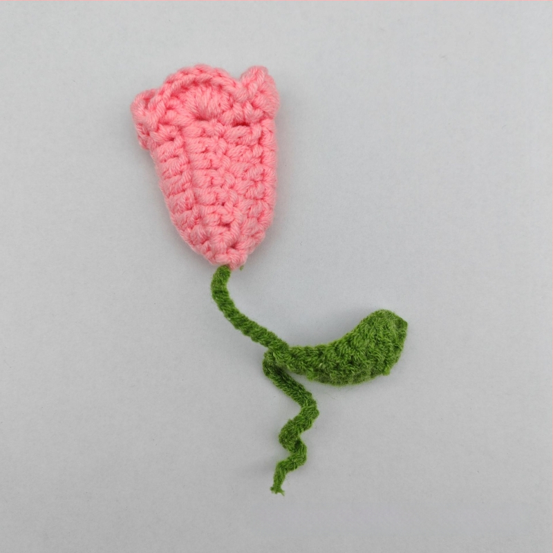 Rankų mezgimo gėlytė, tulipano formos pakabukas kuprinei, tekstilės aksesuaras namams