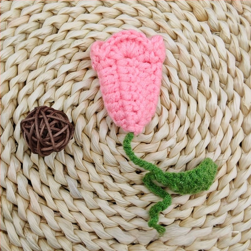 Rankų mezgimo gėlytė, tulipano formos pakabukas kuprinei, tekstilės aksesuaras namams