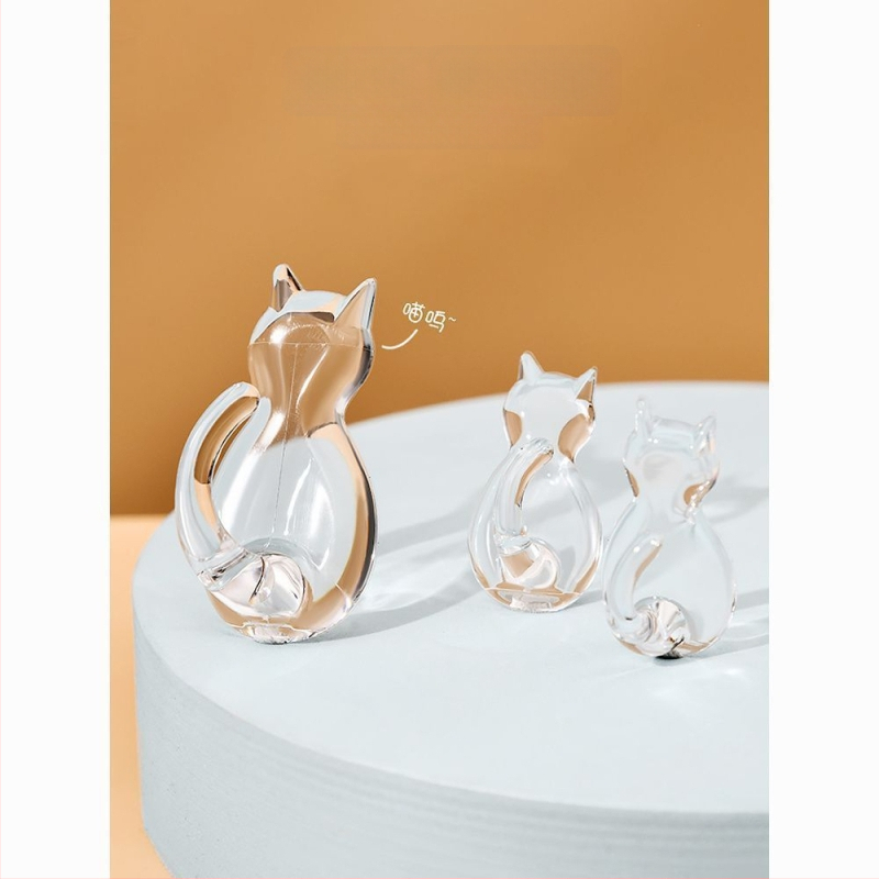 Caurskatāms sveķu kaķa motīva āķis – sienai bez urbšanas, vienkāršs karikatūras stils, maksimālā slodze 0–1 kg, izlaidums 2025