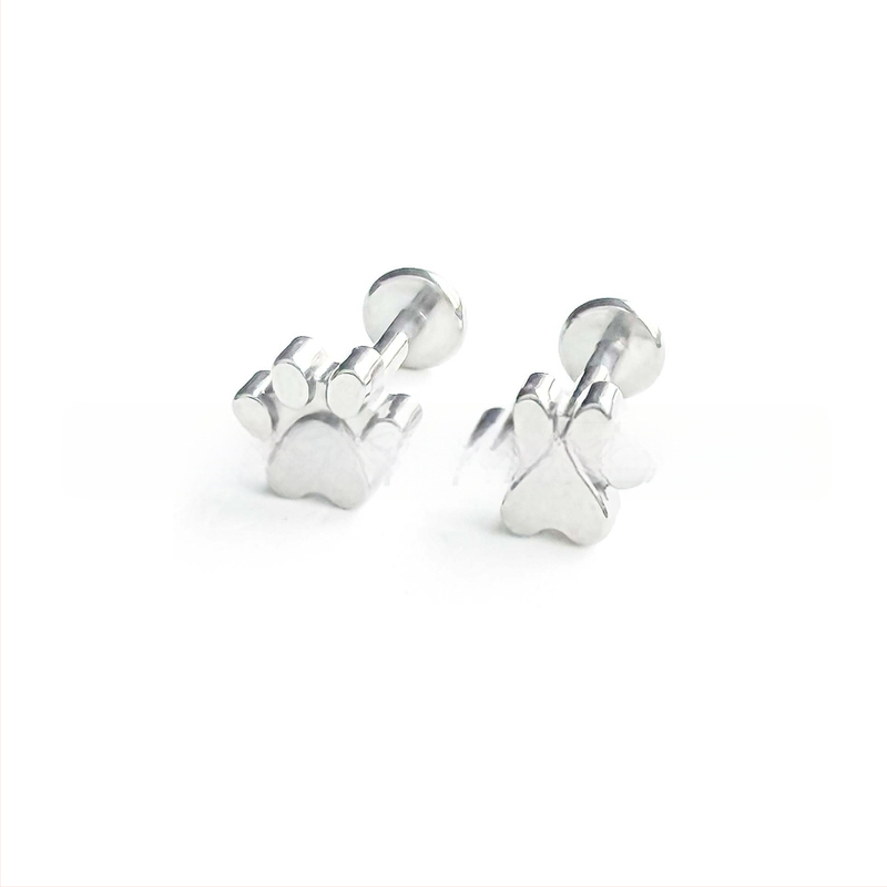 Kaķa nagla uz lūpām — pulēts G23 titāns, ģeometrijiska forma, universāls stils