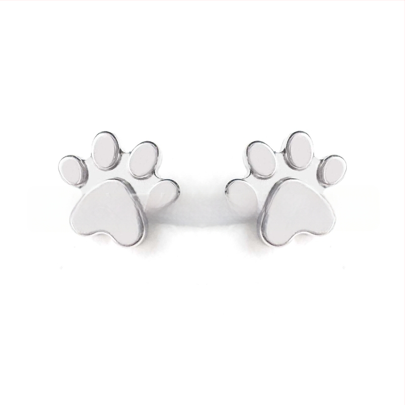 Kaķa nagla uz lūpām — pulēts G23 titāns, ģeometrijiska forma, universāls stils