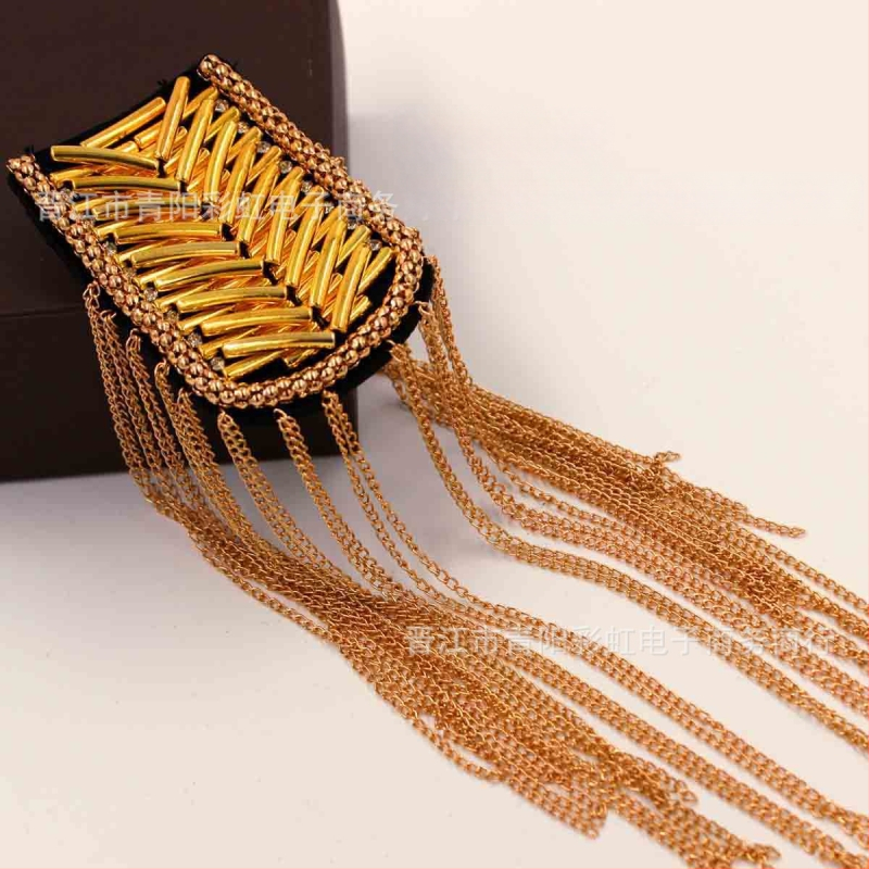 Scenos kostiumo aksesuaras: metaliniai kutai ant pečių su epoletais, Korėjietiško stiliaus, vienodas (Medžiaga: Mišrus; Stilius: Korėjietiškas, Unisex; Dekoravimas: Kutai; Apdorojimas: Elektroplatinavimas; Kristalas: Baltas kristalas)