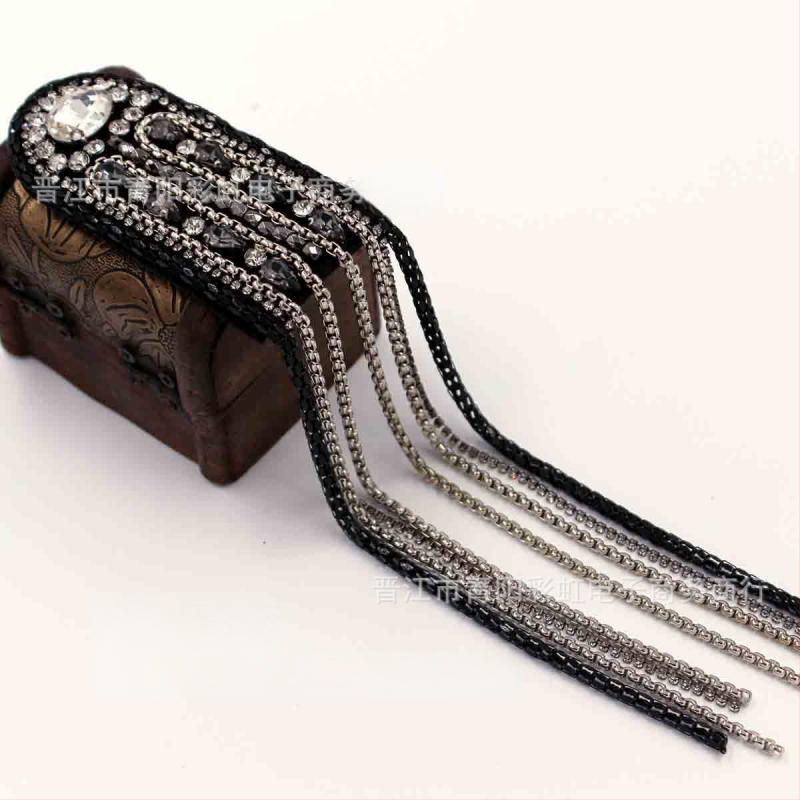 Scenos kostiumo aksesuaras: metaliniai kutai ant pečių su epoletais, Korėjietiško stiliaus, vienodas (Medžiaga: Mišrus; Stilius: Korėjietiškas, Unisex; Dekoravimas: Kutai; Apdorojimas: Elektroplatinavimas; Kristalas: Baltas kristalas)