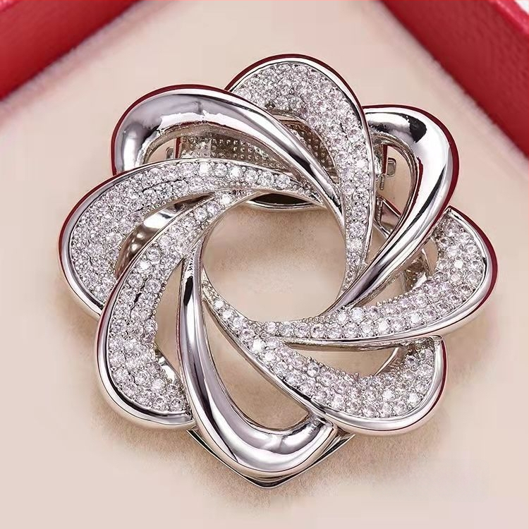 Ženski windbreaker kaput s čvrstom kopčom na pojasu i svilenu maramu; materijal: legura; proljeće 2025; brend Unique