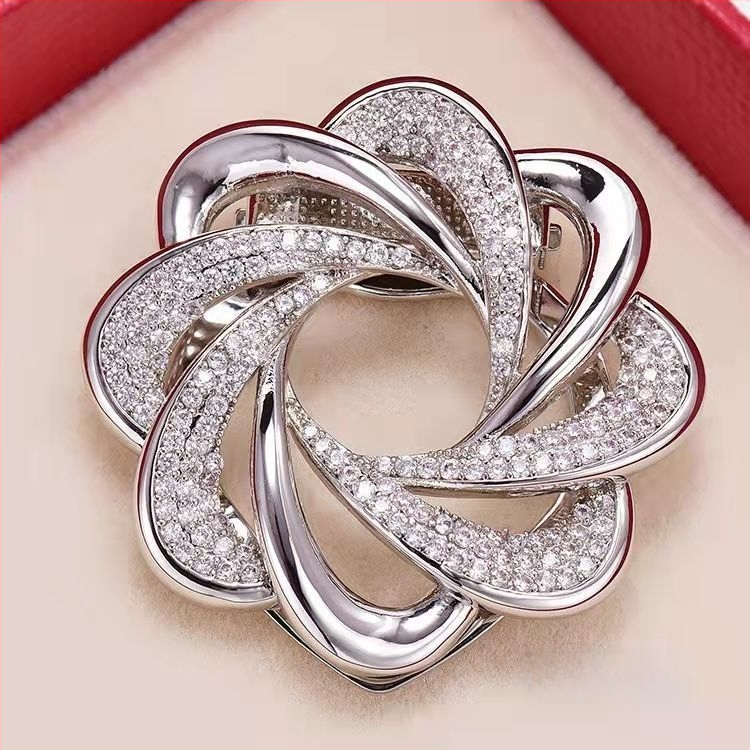 Ženski windbreaker kaput s čvrstom kopčom na pojasu i svilenu maramu; materijal: legura; proljeće 2025; brend Unique