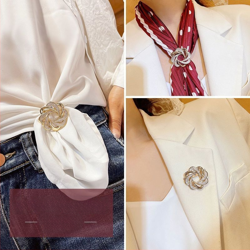 Ženski windbreaker kaput s čvrstom kopčom na pojasu i svilenu maramu; materijal: legura; proljeće 2025; brend Unique