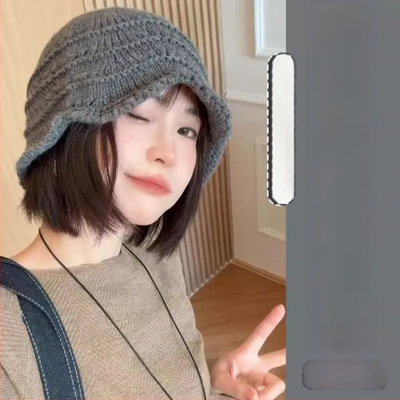 Moterų skrybelė-peruka, trumpi tiesūs plaukai megztose skrybelėse, aukštos temperatūros pluoštas, ausų apsauga