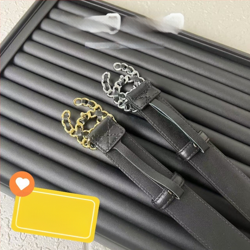 Moteriška juosta su varine ovaline sagtimi, lygi sagtis, raidžių raštas, laisvalaikio stilius