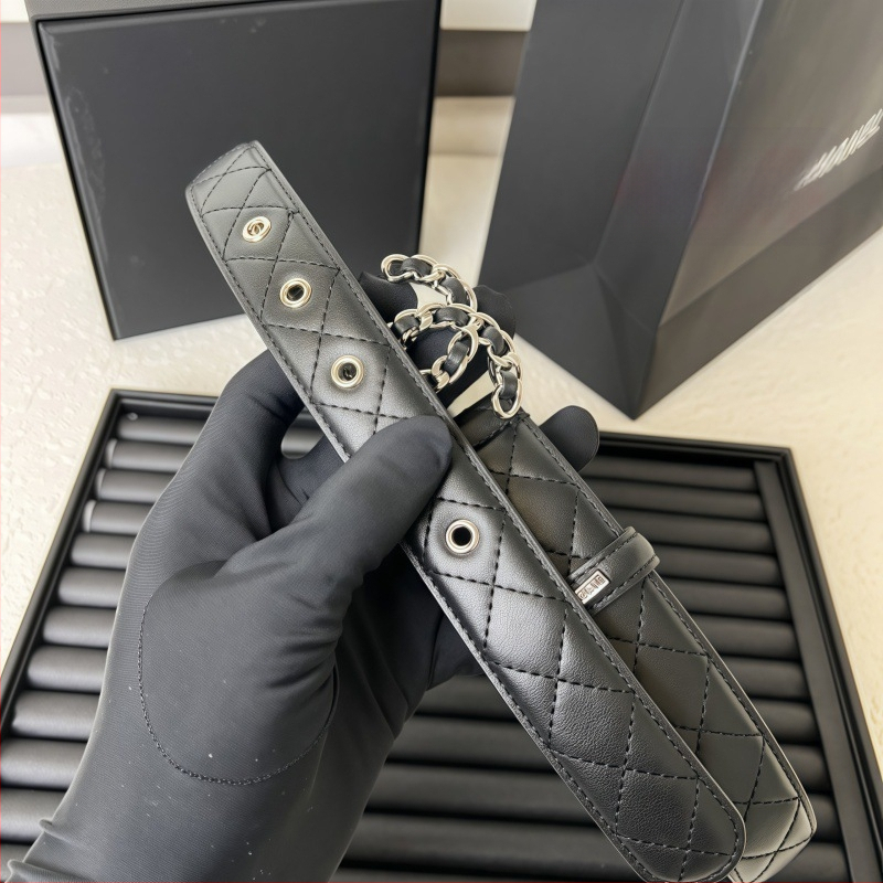 Diržas su varine ovaline sagtimi, lyga užsegimas, raidės raštas, kasdienis stilius