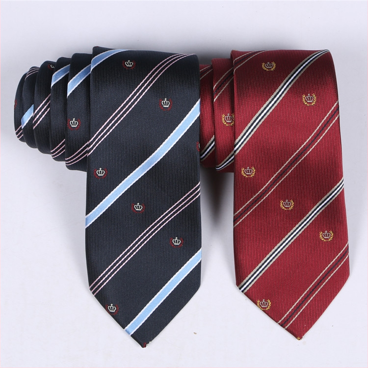 Karūnos motyvo dryžuota kaklaraištis, unisex, strėlinio stiliaus, poliesteris