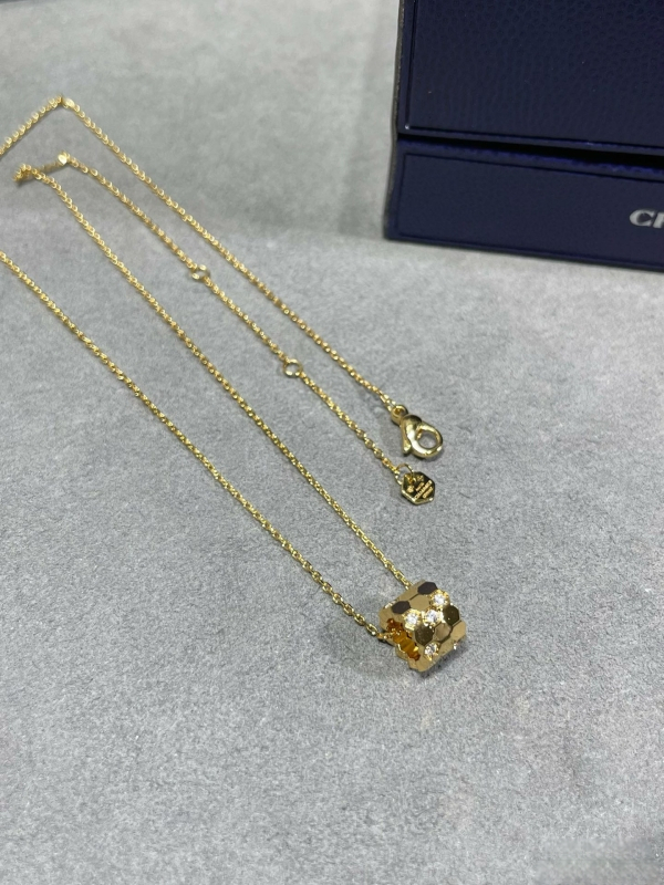 Колие от 925 сребро с ромбовидна висулка в пчелна пита форма, кръстосана верига, електроплатирано, тегло 2.9 g