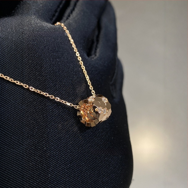 Колие от 925 сребро с ромбовидна висулка в пчелна пита форма, кръстосана верига, електроплатирано, тегло 2.9 g