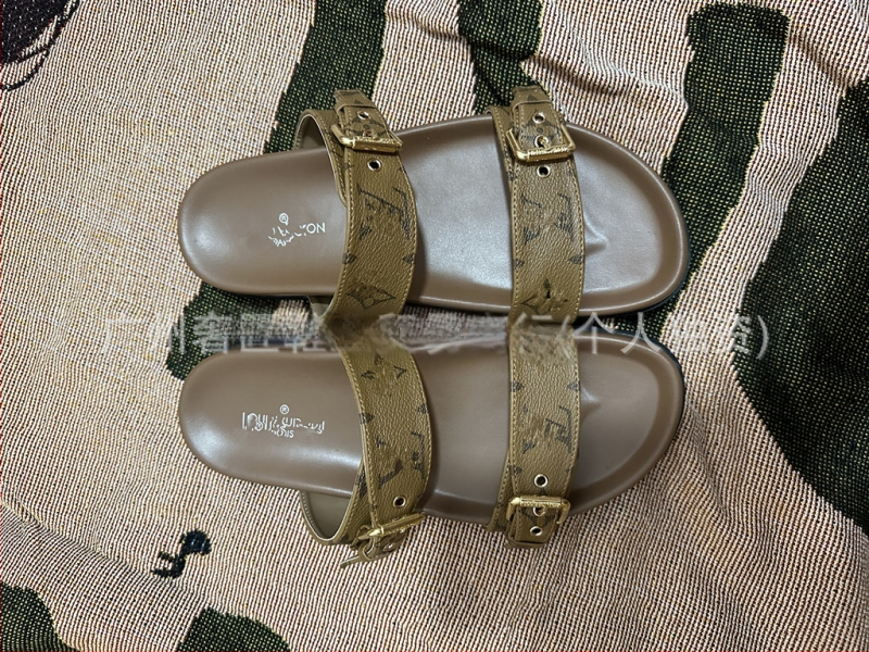 Monogrāmas gumijas sprādzes flip‑flopa sandales ar mikrošķiedras ādu augšdaļu, gumijas zole, pieaugušajiem, biznesa stils