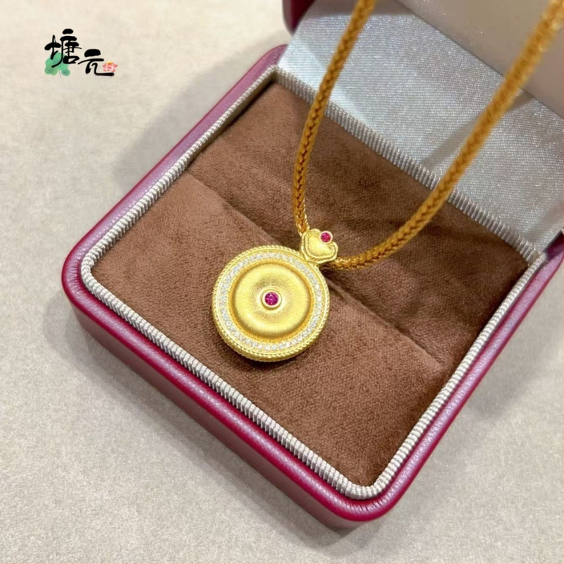 Колие от позлатен мед с електроплакиране, Руй Пинган ключалка стил, произход Гуанджоу, лято 2025 (Материал: позлатен мед; Обработка: електроплакиране; Произход: Гуанджоу; Година/Сезон: лято 2025)