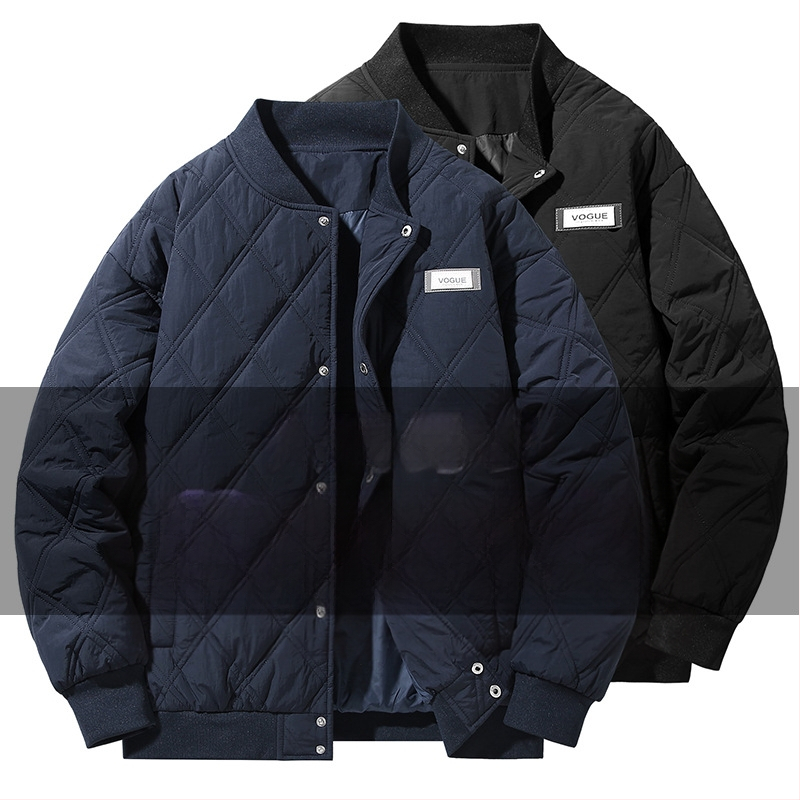 Jachetă din bumbac căptușită, cu guler stand, închidere cu nasturi pe un rând, umplutură poliester, căptușeală poliester, buzunare laterale